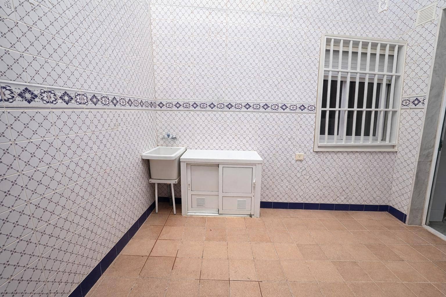 6 bedroom Apartment for sale in Roquetas de Mar - € 250,000 (Ref: 9735678)