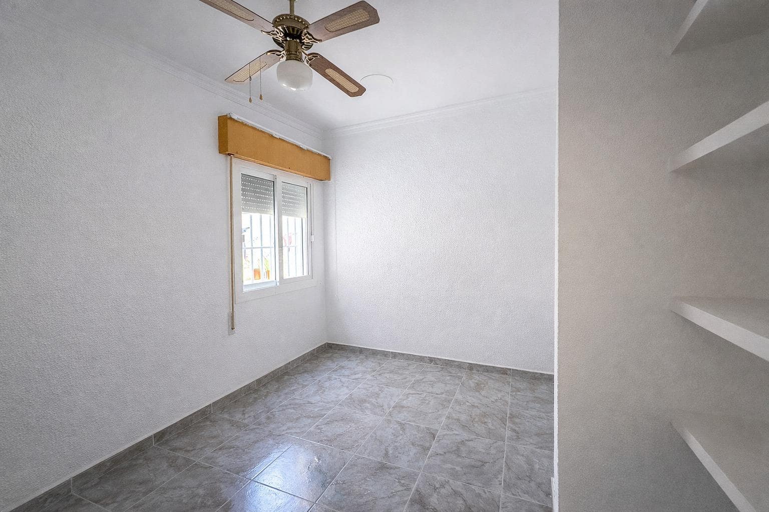 6 bedroom Apartment for sale in Roquetas de Mar - € 250,000 (Ref: 9735678)