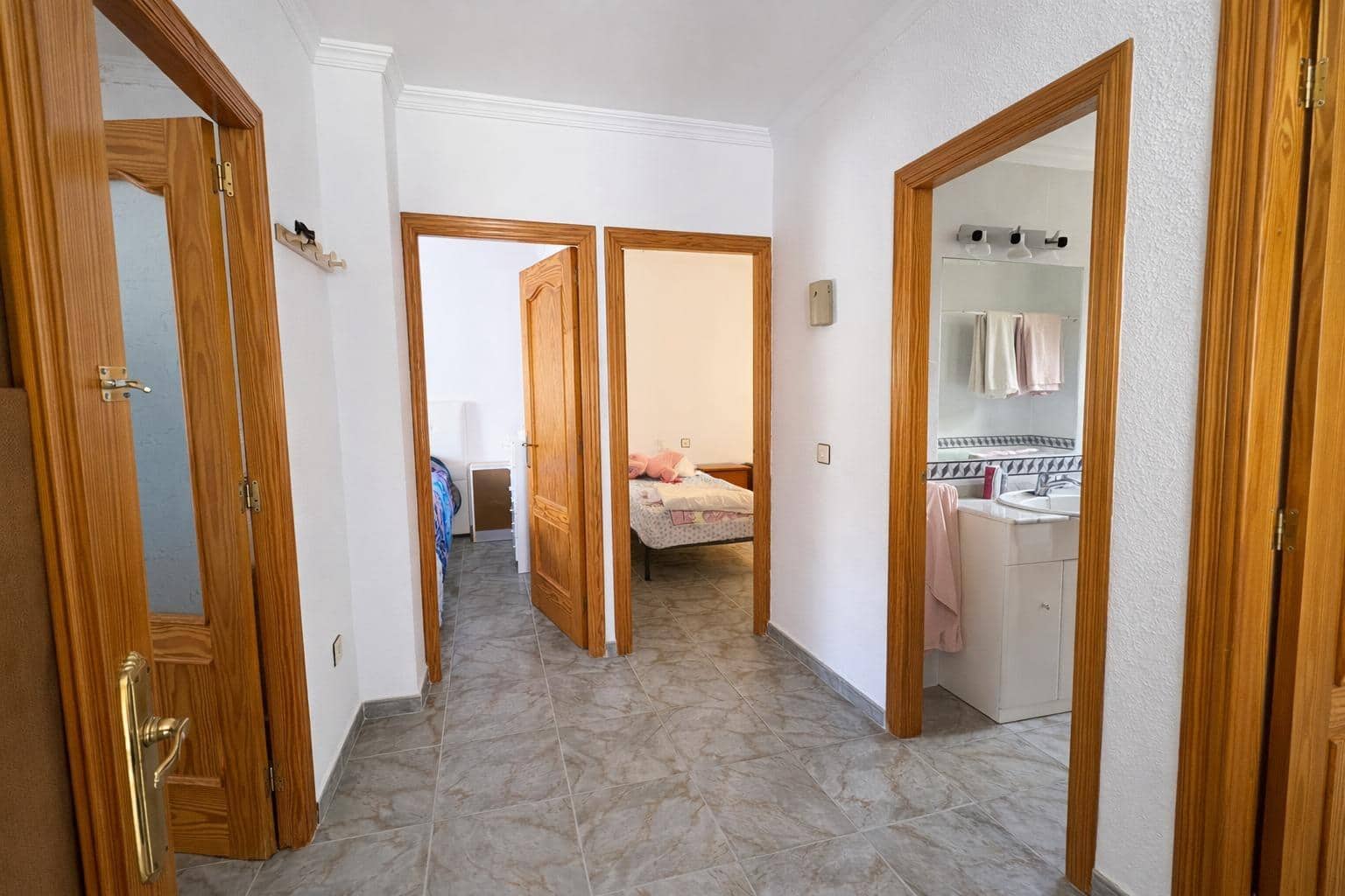 6 bedroom Apartment for sale in Roquetas de Mar - € 250,000 (Ref: 9735678)