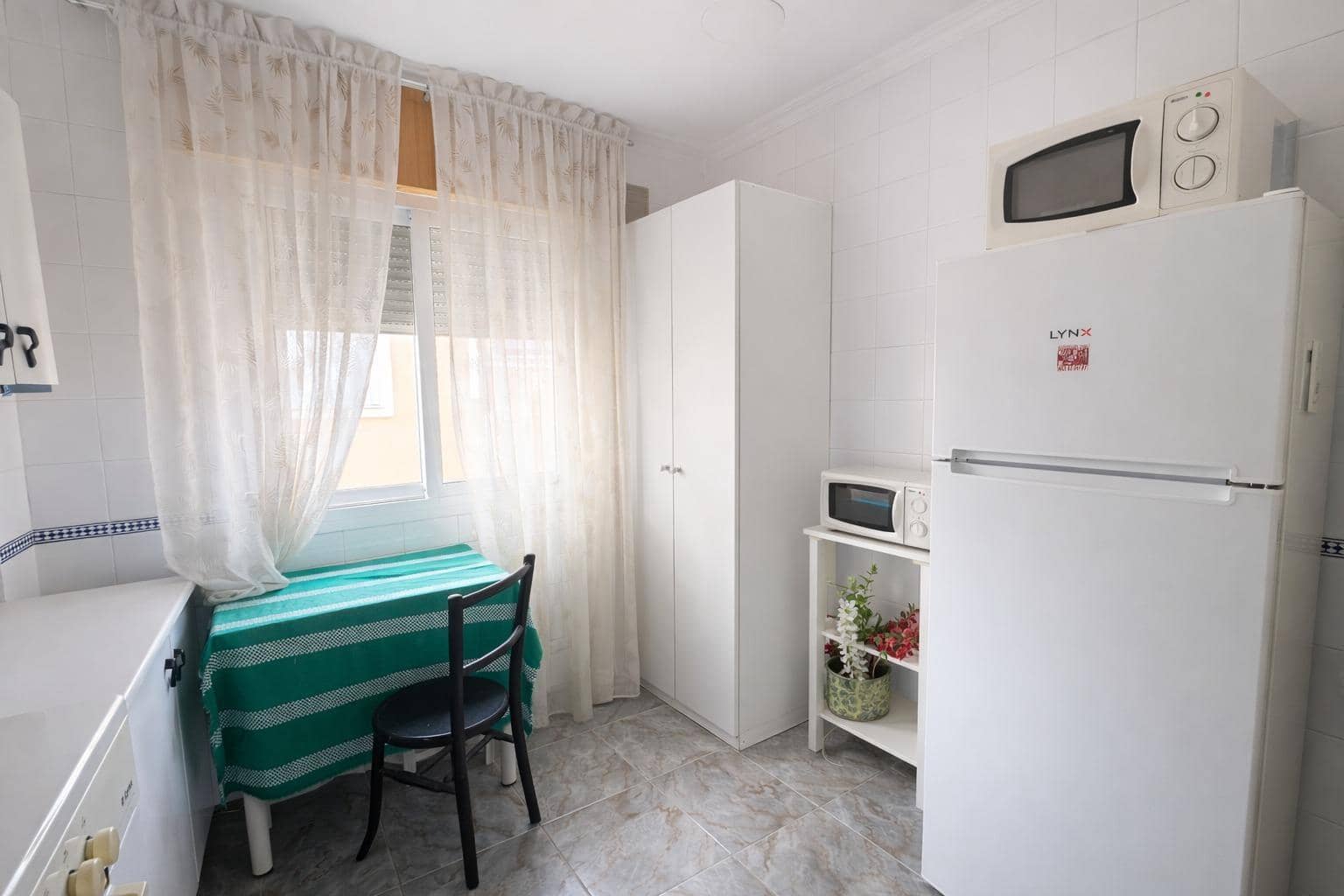 6 bedroom Apartment for sale in Roquetas de Mar - € 250,000 (Ref: 9735678)