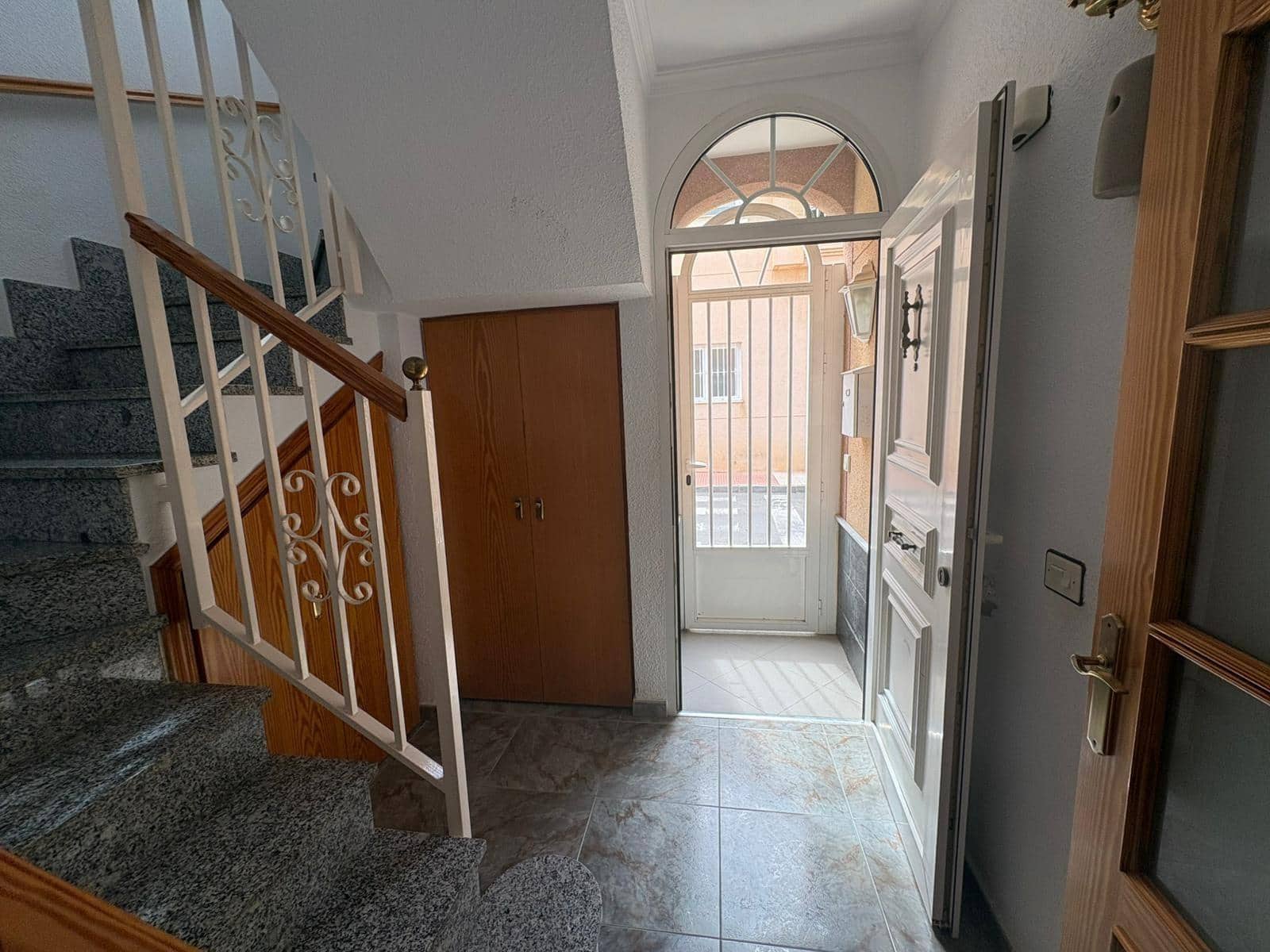 6 bedroom Apartment for sale in Roquetas de Mar - € 250,000 (Ref: 9735678)