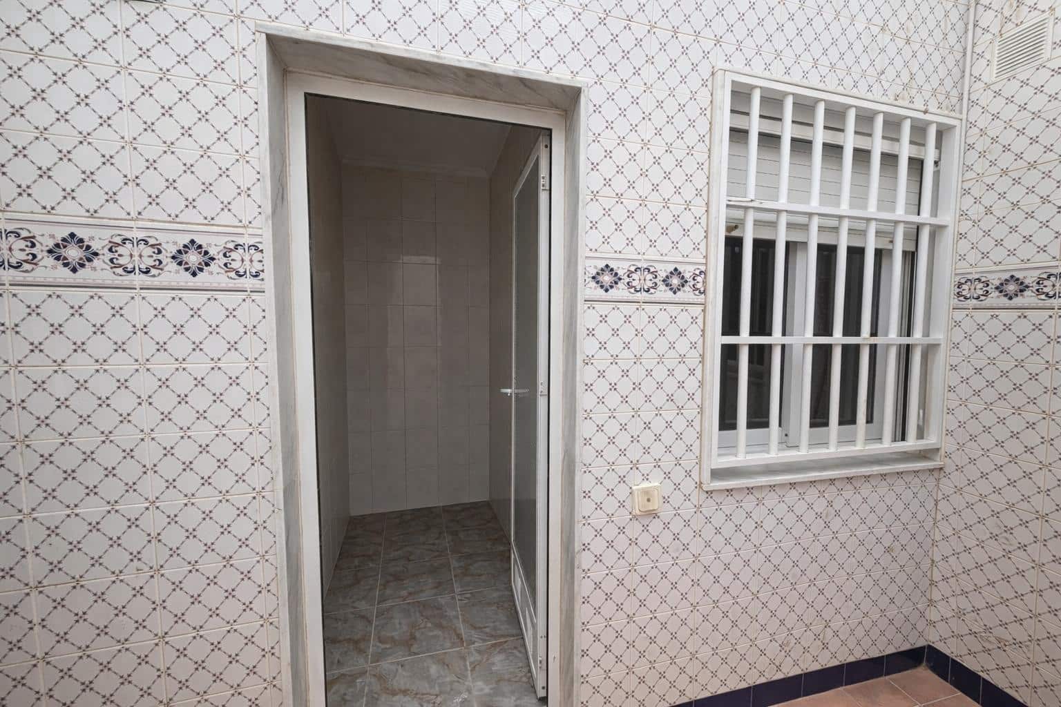 6 bedroom Apartment for sale in Roquetas de Mar - € 250,000 (Ref: 9735678)