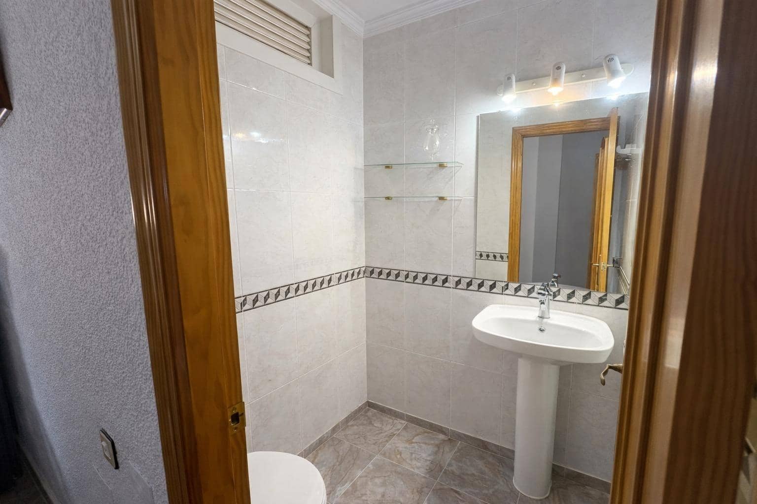 6 bedroom Apartment for sale in Roquetas de Mar - € 250,000 (Ref: 9735678)