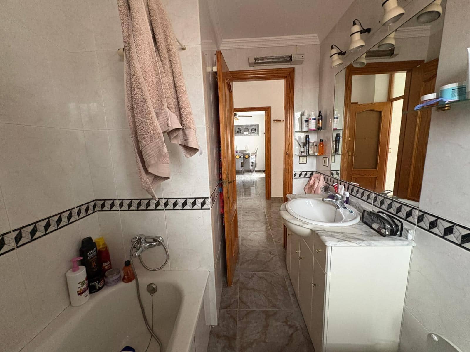 6 bedroom Apartment for sale in Roquetas de Mar - € 250,000 (Ref: 9735678)