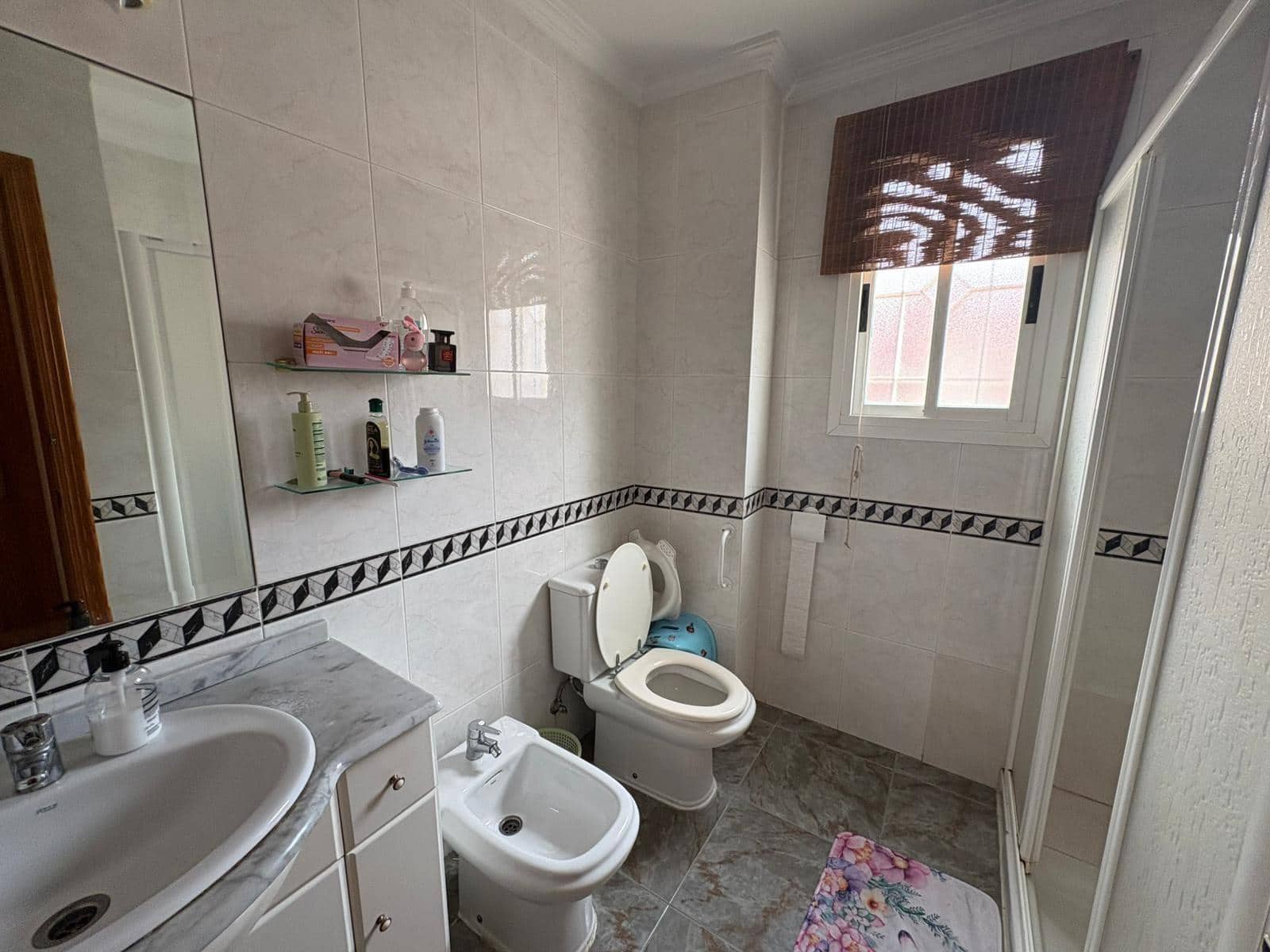 6 bedroom Apartment for sale in Roquetas de Mar - € 250,000 (Ref: 9735678)