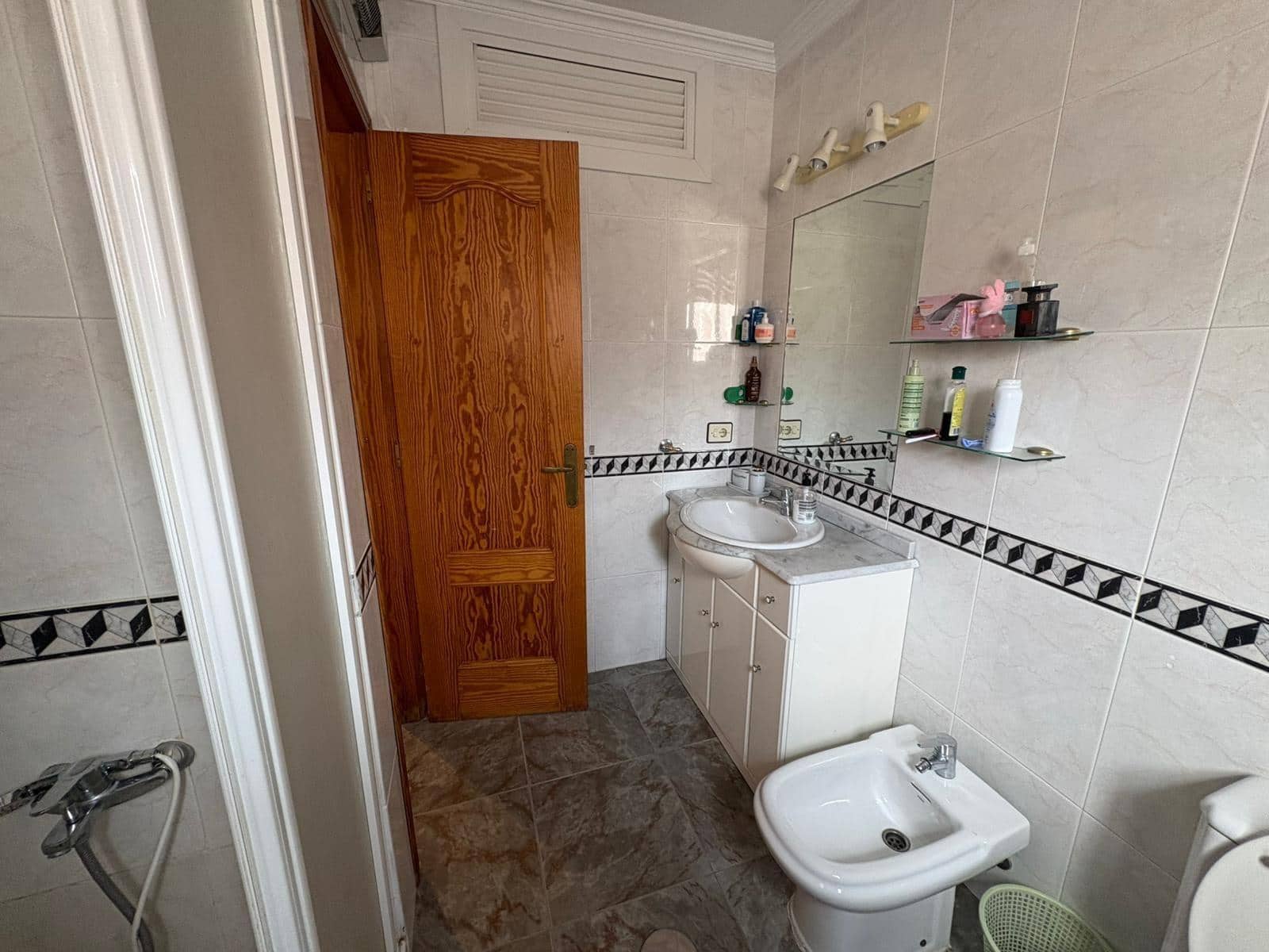 6 bedroom Apartment for sale in Roquetas de Mar - € 250,000 (Ref: 9735678)