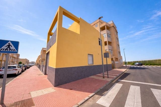 4 soverom Rekkehus til salgs i Roquetas de Mar med garasje - € 210 000 (Ref: 9752146)