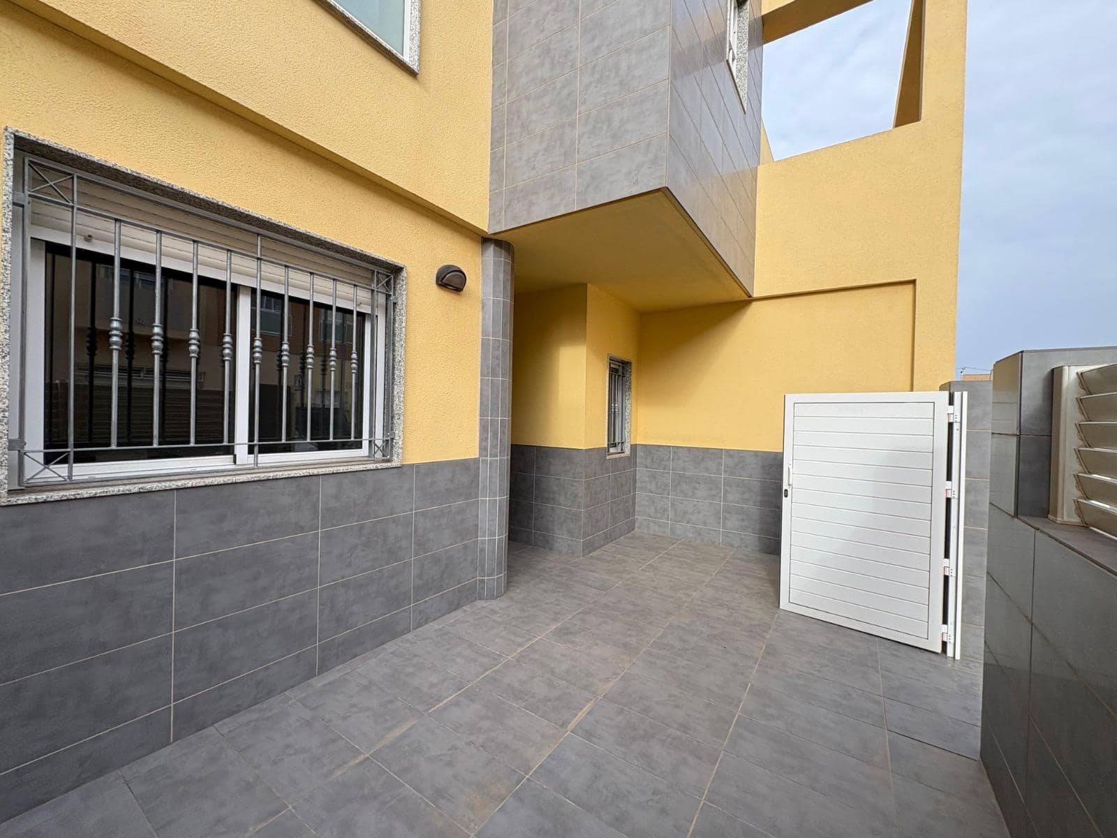 4 soverom Rekkehus til salgs i Roquetas de Mar med garasje - € 210 000 (Ref: 9752146)