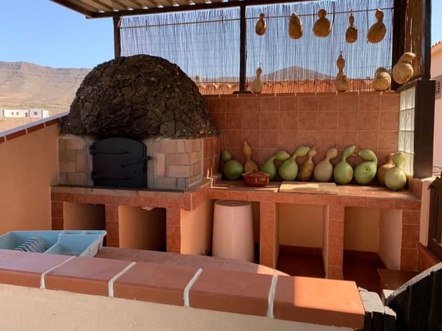 3 bedroom Finca/Country House for sale in Puerto del Rosario with garage - € 595,000 (Ref: 7581961)