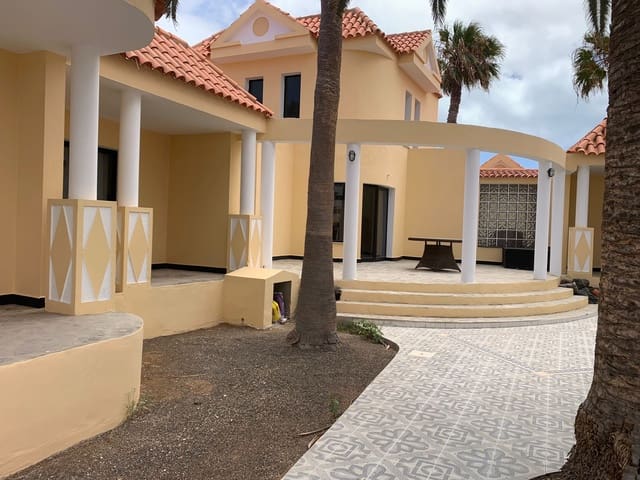 5 soveværelse Villa til salg i Corralejo, La Oliva med swimmingpool garage - € 1.780.000 (Ref: 8370328)