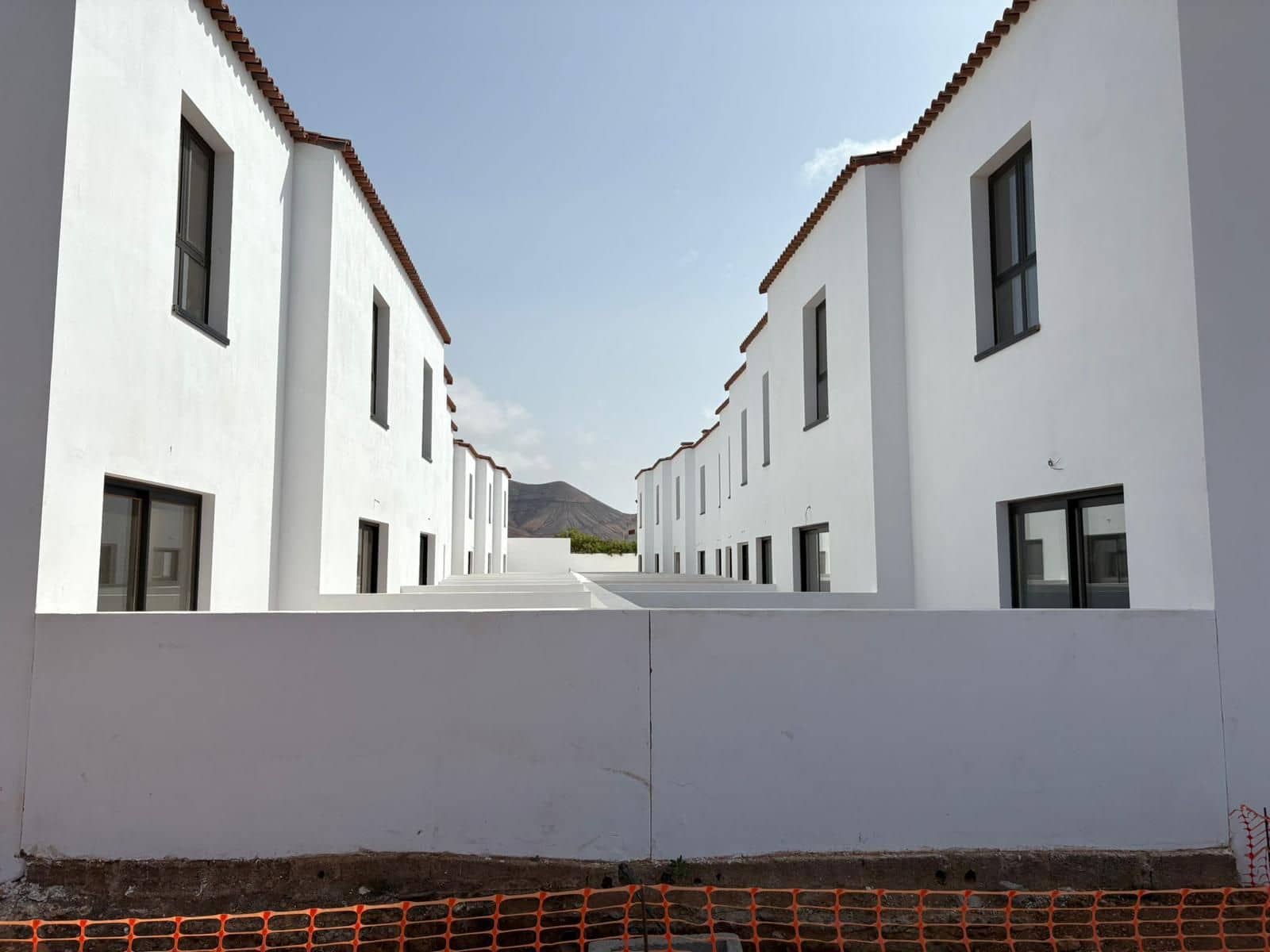 3 slaapkamer Halfvrijstaande villa te koop in La Oliva met garage - € 230.000 (Ref: 9076688)