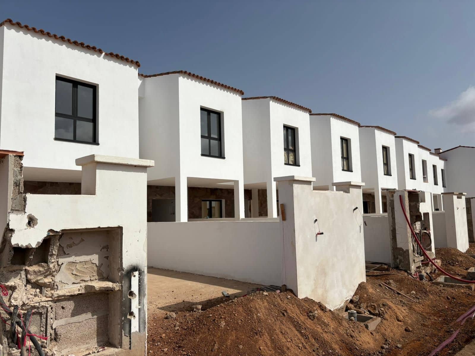 3 slaapkamer Halfvrijstaande villa te koop in La Oliva met garage - € 230.000 (Ref: 9076688)