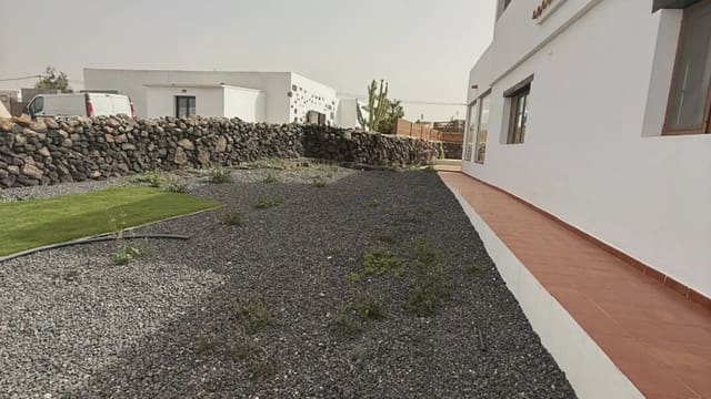 3 slaapkamer Villa te koop in La Oliva met zwembad garage - € 775.000 (Ref: 9740059)