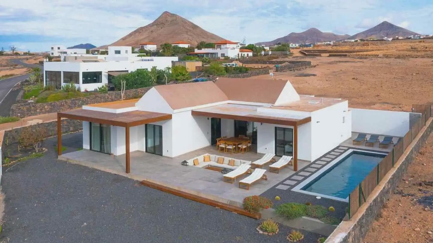 5 soverom Villa til salgs i La Oliva med svømmebasseng garasje - € 680 000 (Ref: 9965988)