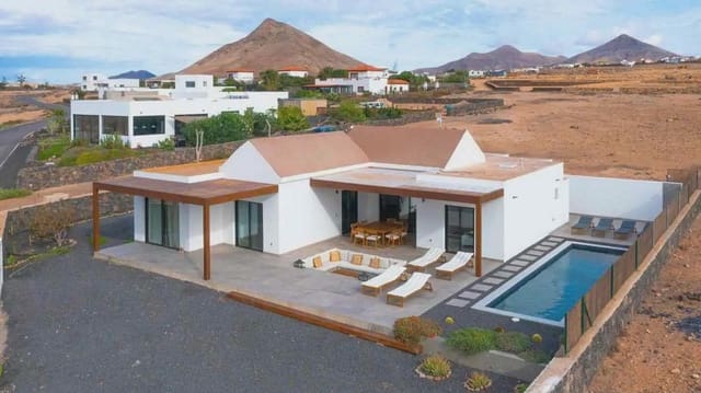 5 soverom Villa til salgs i La Oliva med svømmebasseng garasje - € 680 000 (Ref: 9965988)