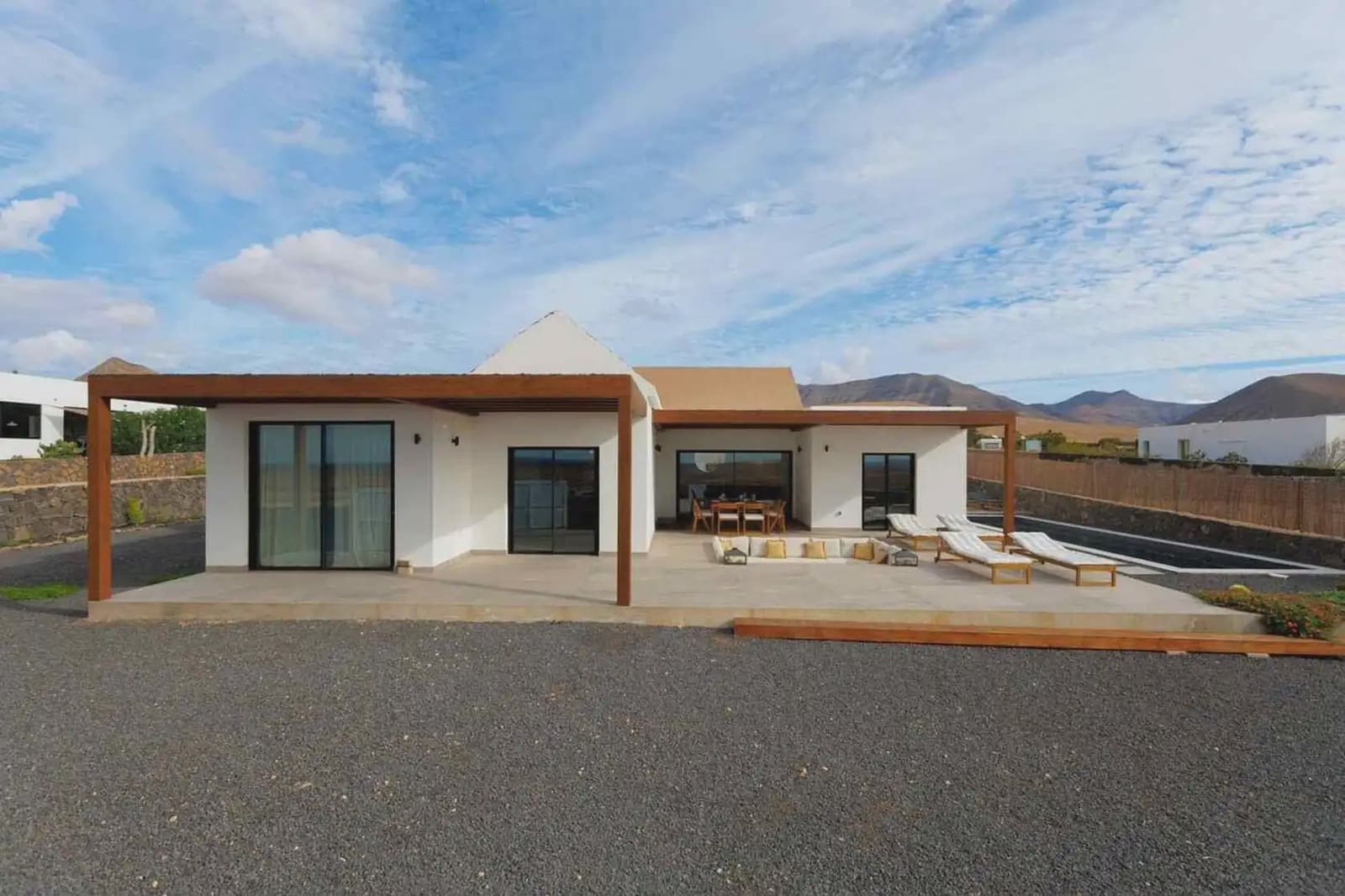 5 soverom Villa til salgs i La Oliva med svømmebasseng garasje - € 680 000 (Ref: 9965988)