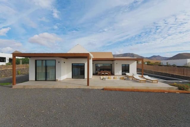 5 soverom Villa til salgs i La Oliva med svømmebasseng garasje - € 680 000 (Ref: 9965988)