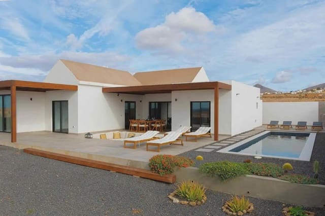 5 soverom Villa til salgs i La Oliva med svømmebasseng garasje - € 680 000 (Ref: 9965988)