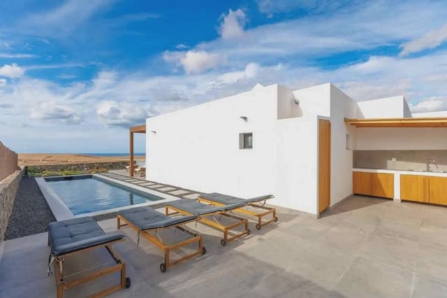 5 soverom Villa til salgs i La Oliva med svømmebasseng garasje - € 680 000 (Ref: 9965988)