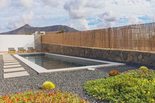 5 soverom Villa til salgs i La Oliva med svømmebasseng garasje - € 680 000 (Ref: 9965988)