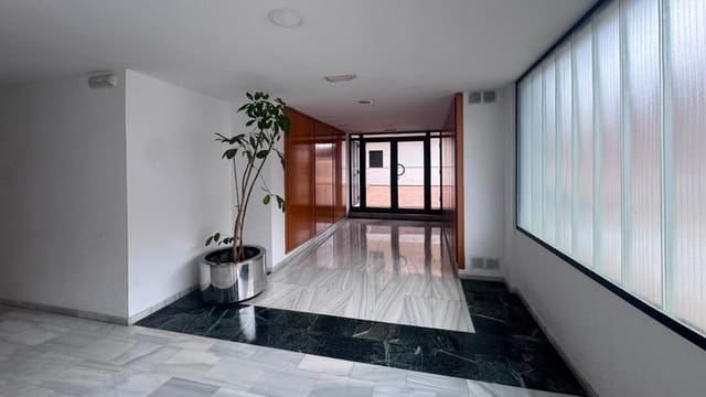2 bedroom Apartment for sale in Pineda de Mar with garage - € 255,000 (Ref: 10044050)
