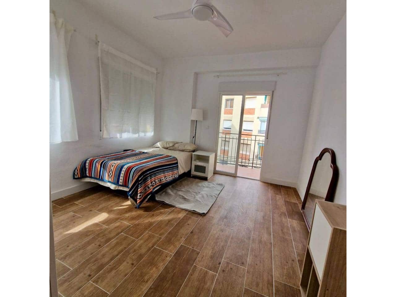 Appartement de 4 chambres à louer à Alicante ville avec garage - 300 € (Ref: 7243625)