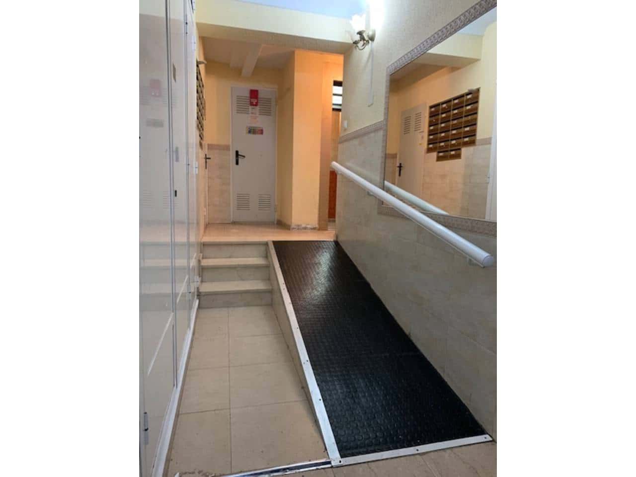 Appartement de 4 chambres à louer à Alicante ville avec garage - 300 € (Ref: 7243625)