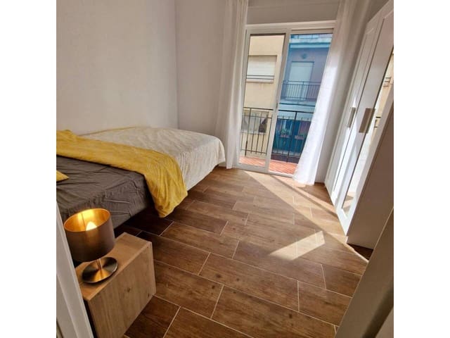 Appartement de 4 chambres à louer à Alicante ville avec garage - 300 € (Ref: 7243625)