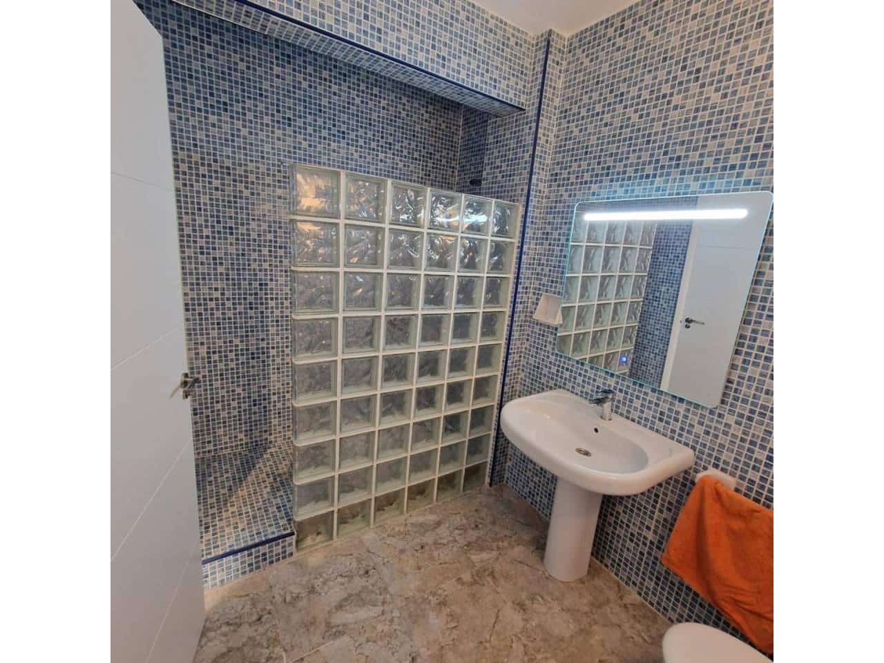 Appartement de 4 chambres à louer à Alicante ville avec garage - 300 € (Ref: 7243625)