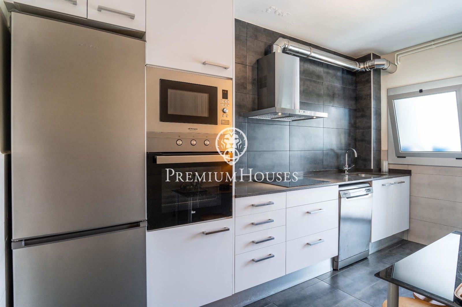 4 sypialnia Mieszkanie do wynajęcia w Sitges z basenem garażem - 2 400 € (Ref: 10015784)