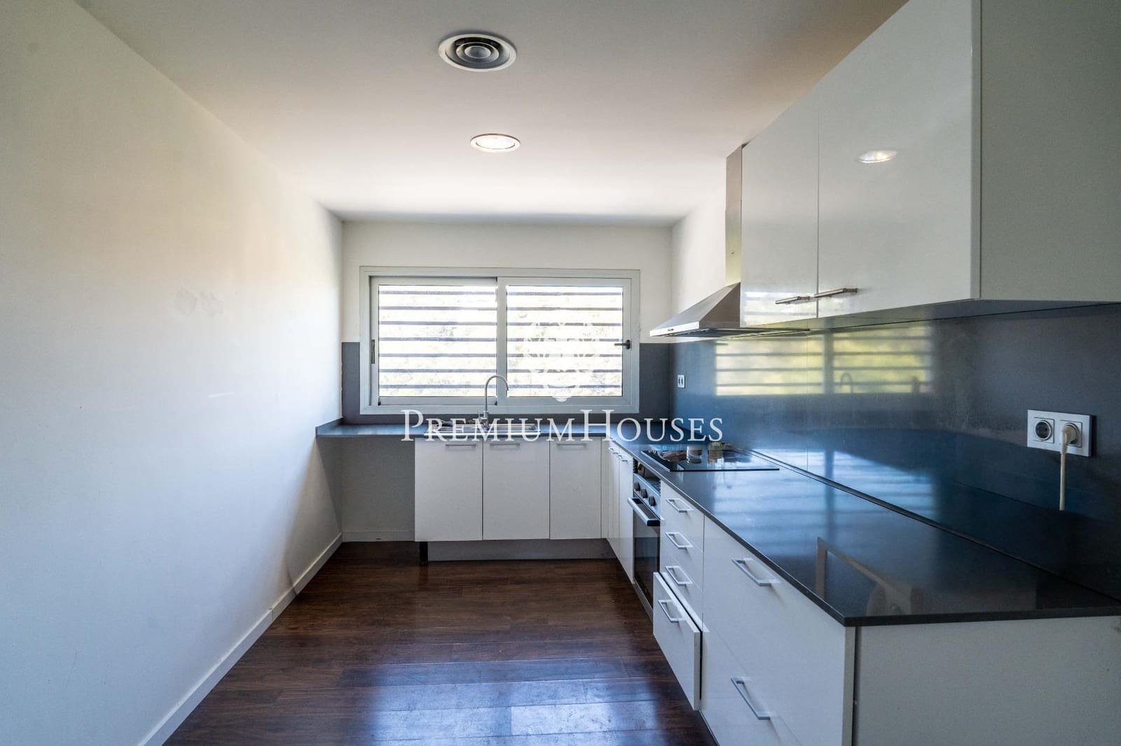 4 makuuhuone Huvila myytävänä paikassa Sant Pere de Ribes mukana uima-altaan 
autotalli - 650 000 € (Ref: 10021121)