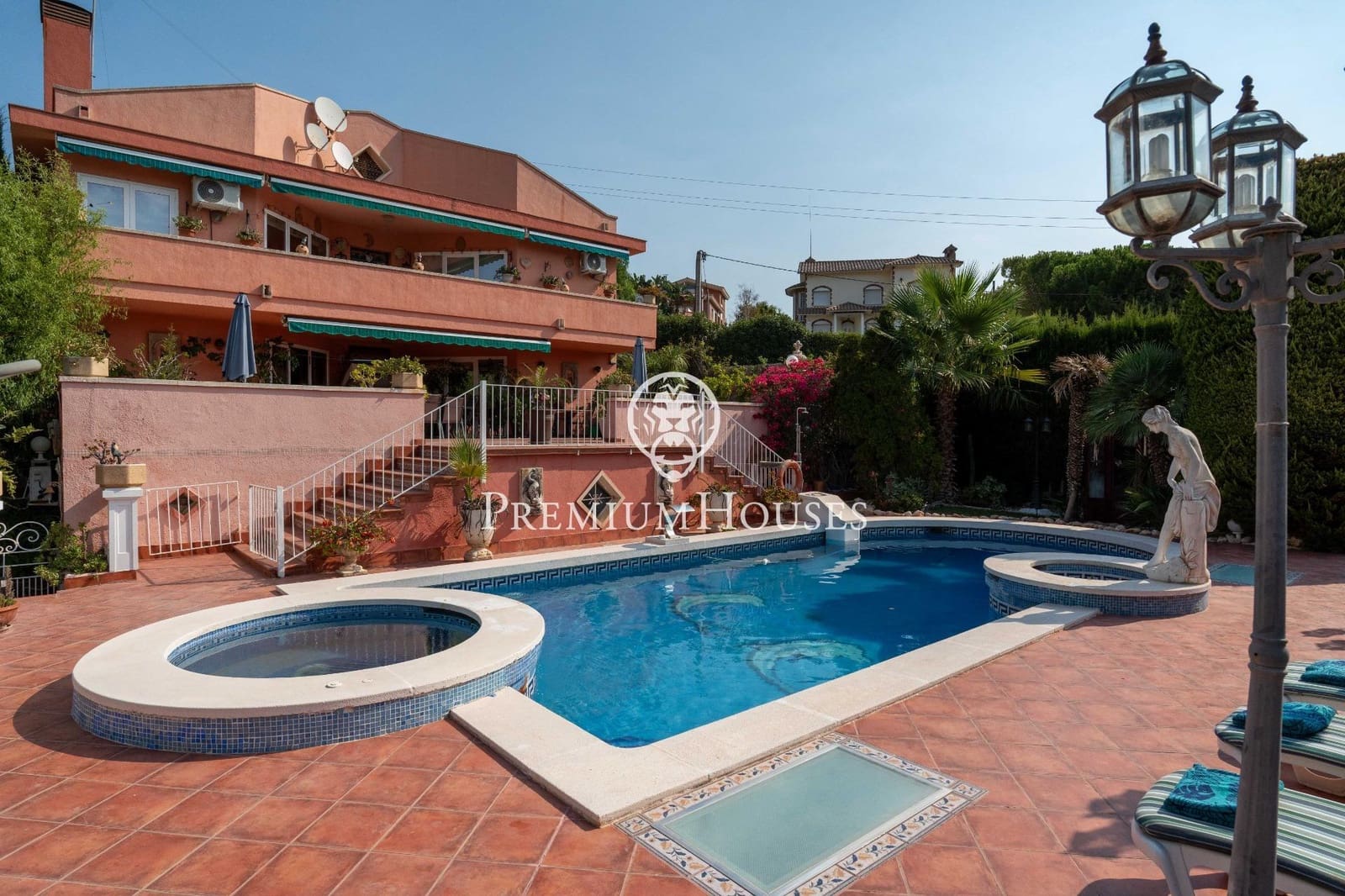 8 bedroom Villa for sale in Gava with pool garage - € 2,100,000 (Ref: 10024378)
