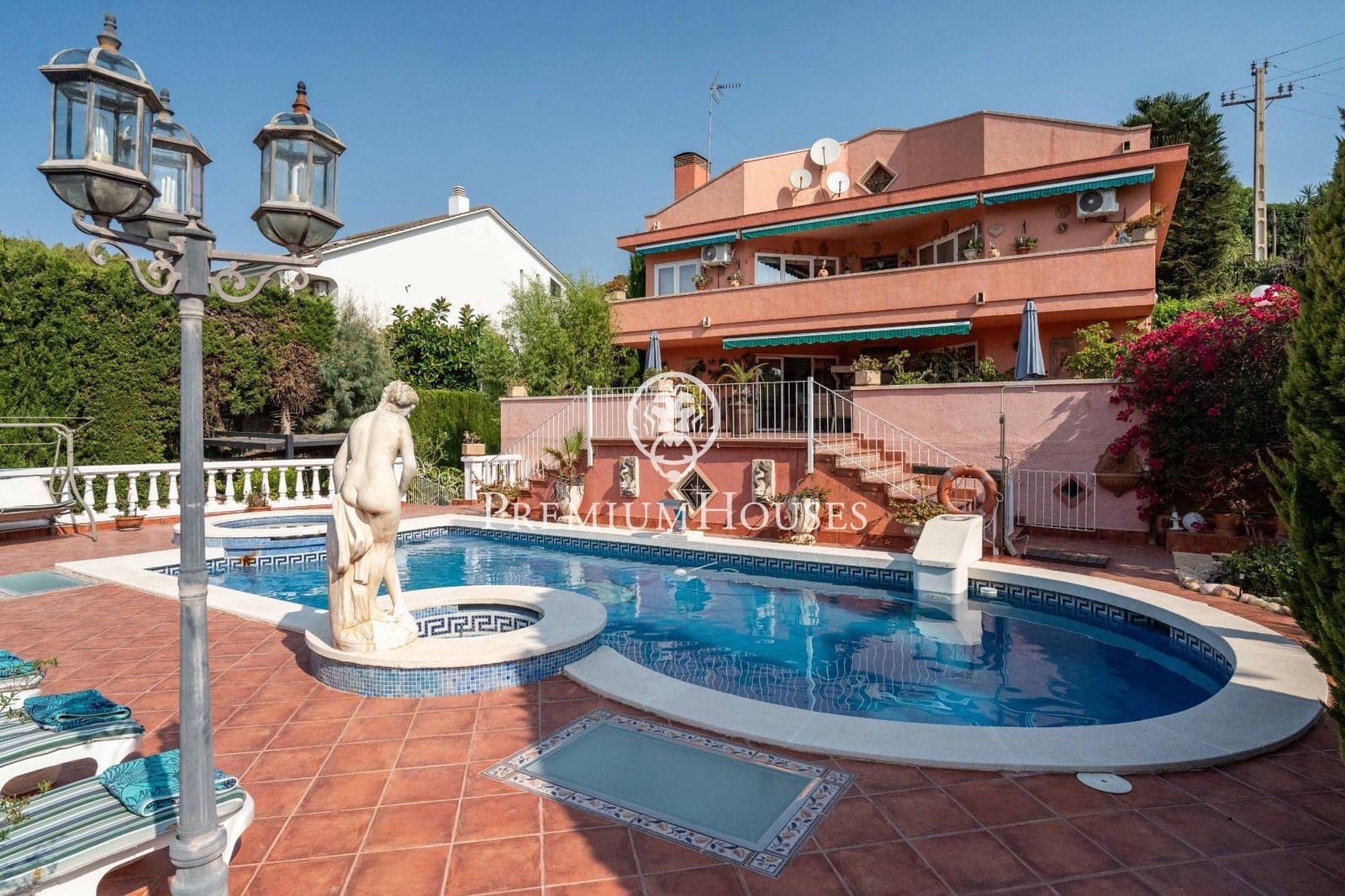 8 bedroom Villa for sale in Gava with pool garage - € 2,100,000 (Ref: 10024378)