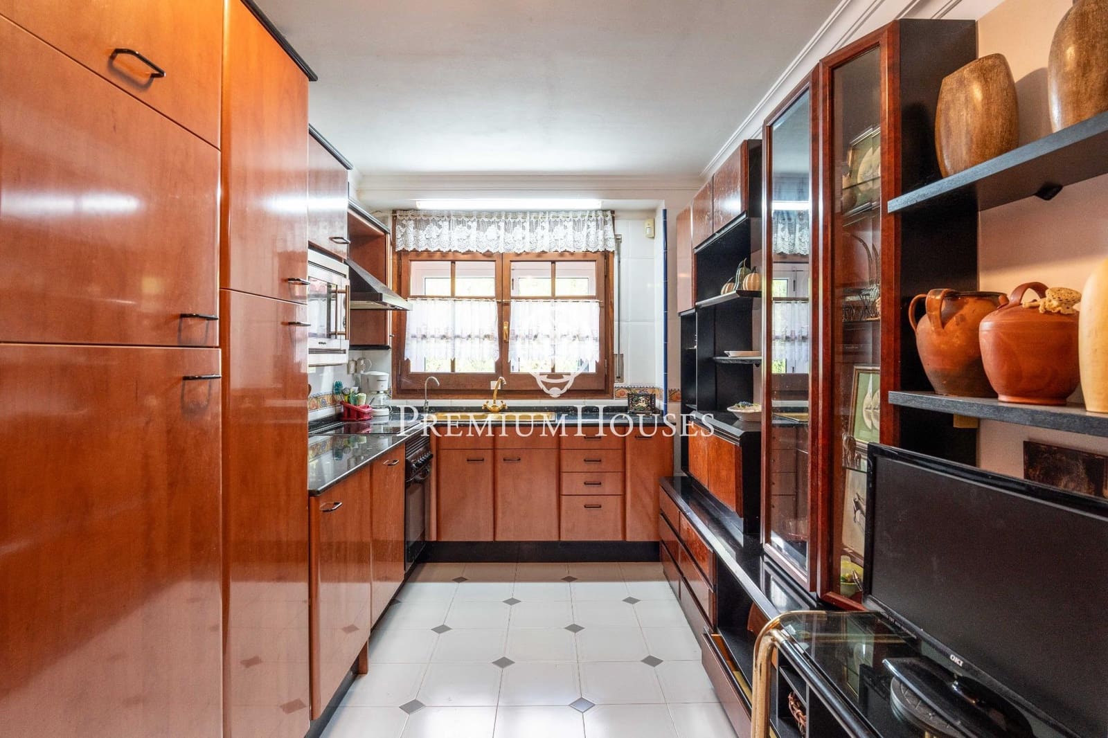 8 bedroom Villa for sale in Gava with pool garage - € 2,100,000 (Ref: 10024378)