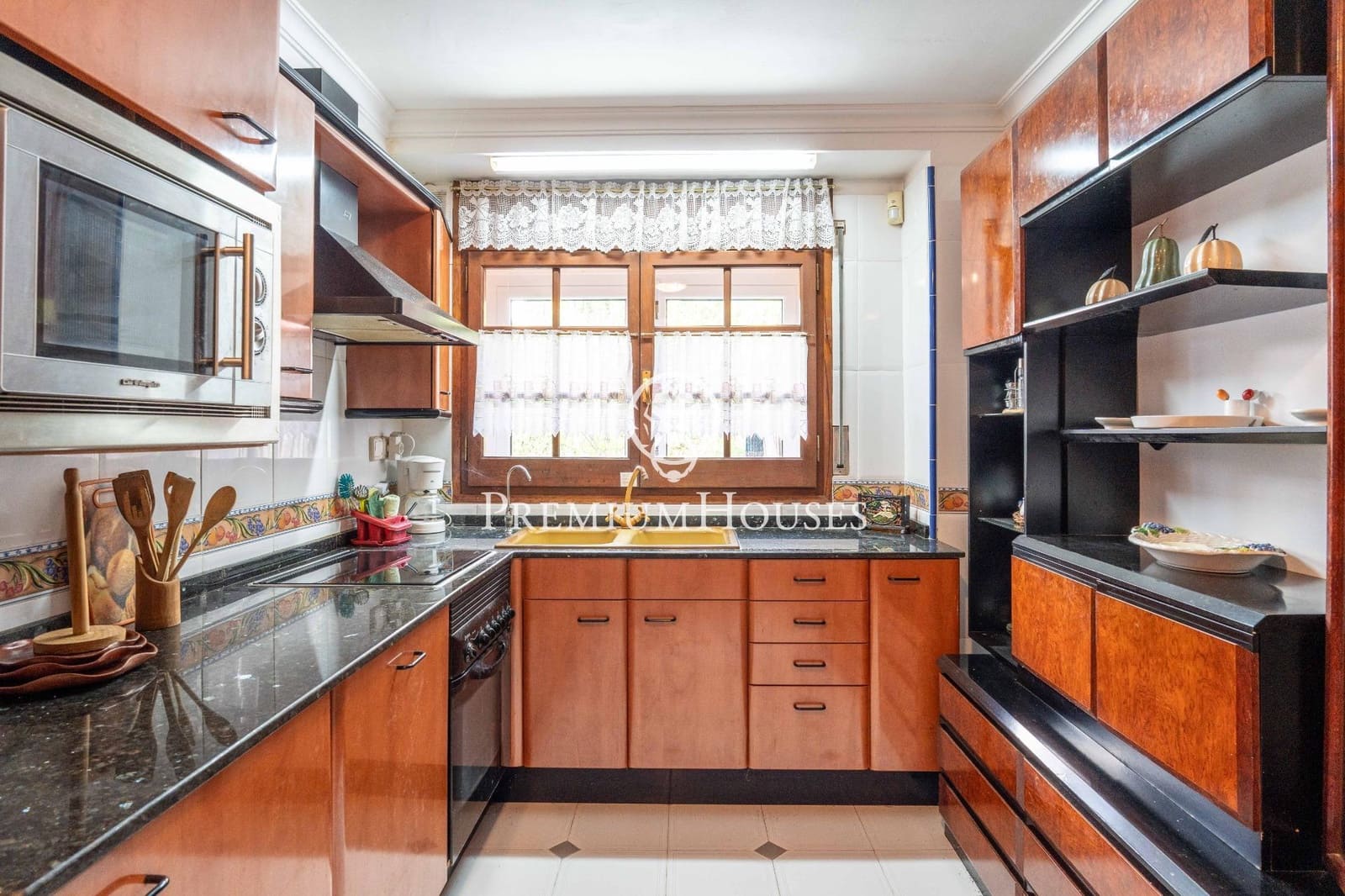 8 bedroom Villa for sale in Gava with pool garage - € 2,100,000 (Ref: 10024378)