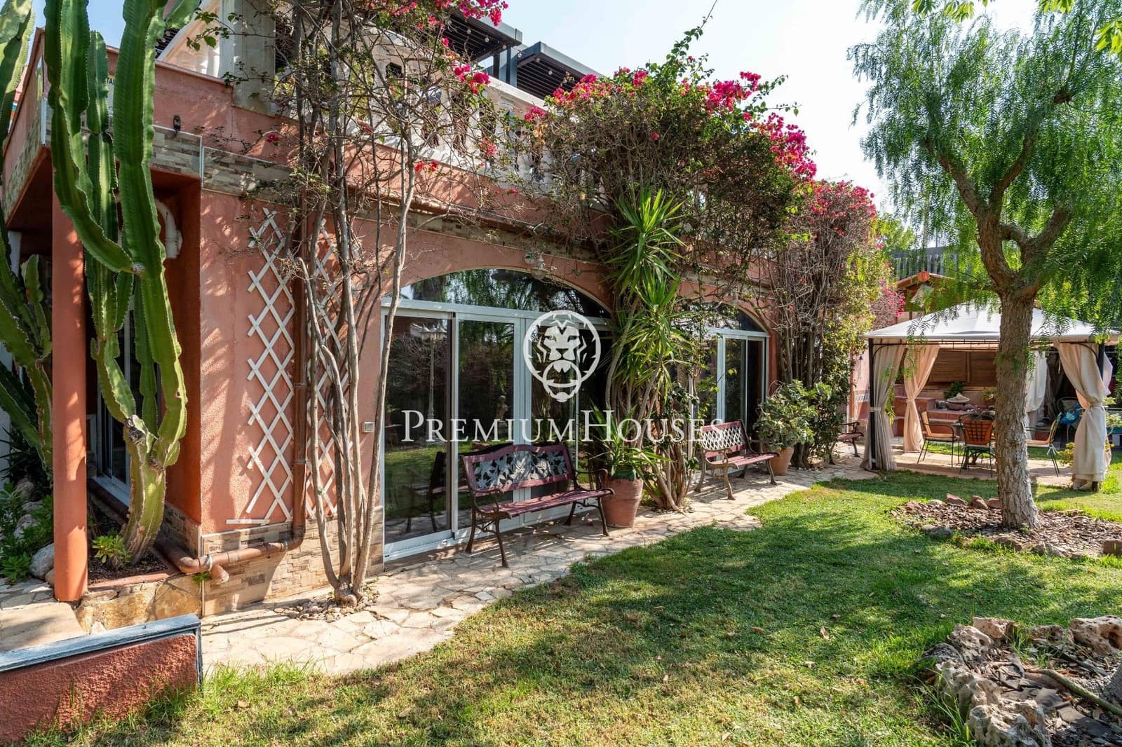 8 bedroom Villa for sale in Gava with pool garage - € 2,100,000 (Ref: 10024378)
