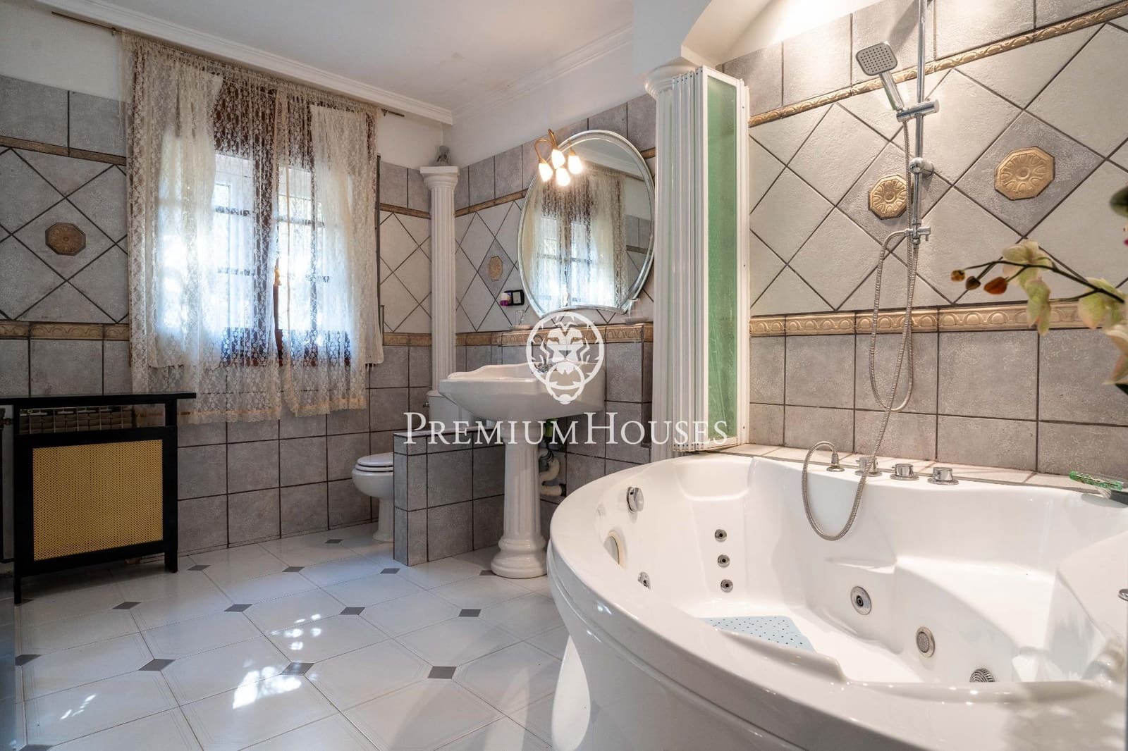 8 bedroom Villa for sale in Gava with pool garage - € 2,100,000 (Ref: 10024378)