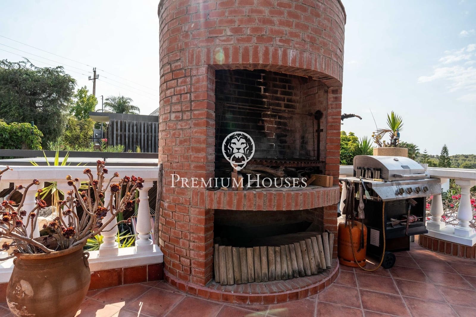 8 bedroom Villa for sale in Gava with pool garage - € 2,100,000 (Ref: 10024378)