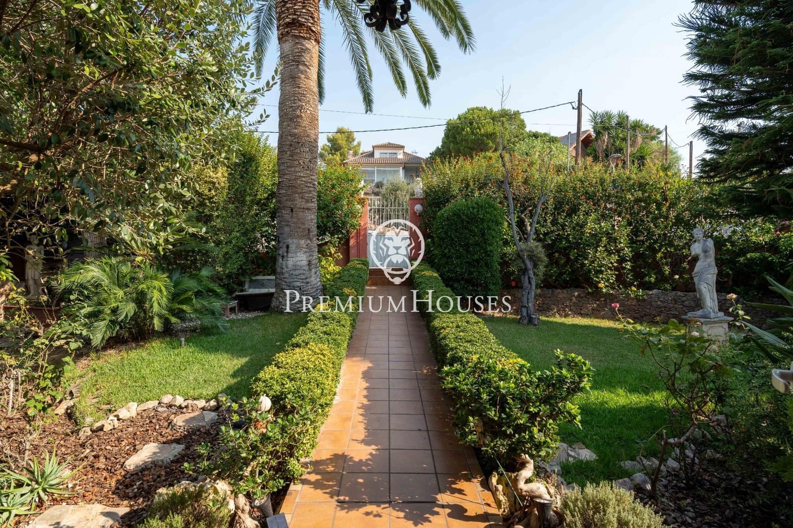8 bedroom Villa for sale in Gava with pool garage - € 2,100,000 (Ref: 10024378)