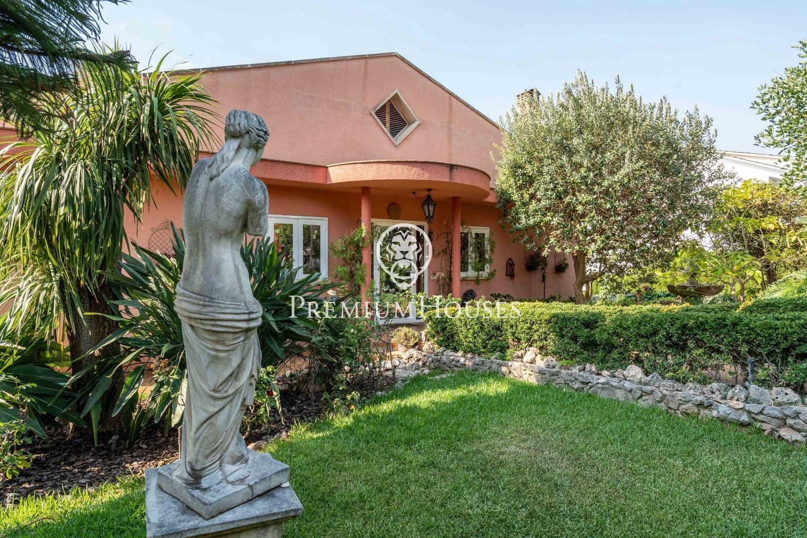 8 bedroom Villa for sale in Gava with pool garage - € 2,100,000 (Ref: 10024378)