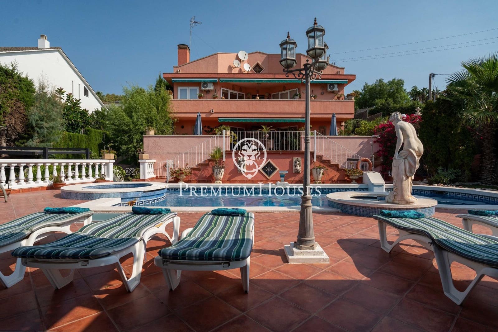 8 bedroom Villa for sale in Gava with pool garage - € 2,100,000 (Ref: 10024378)