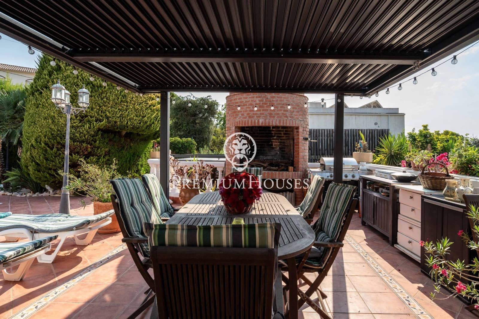 8 bedroom Villa for sale in Gava with pool garage - € 2,100,000 (Ref: 10024378)