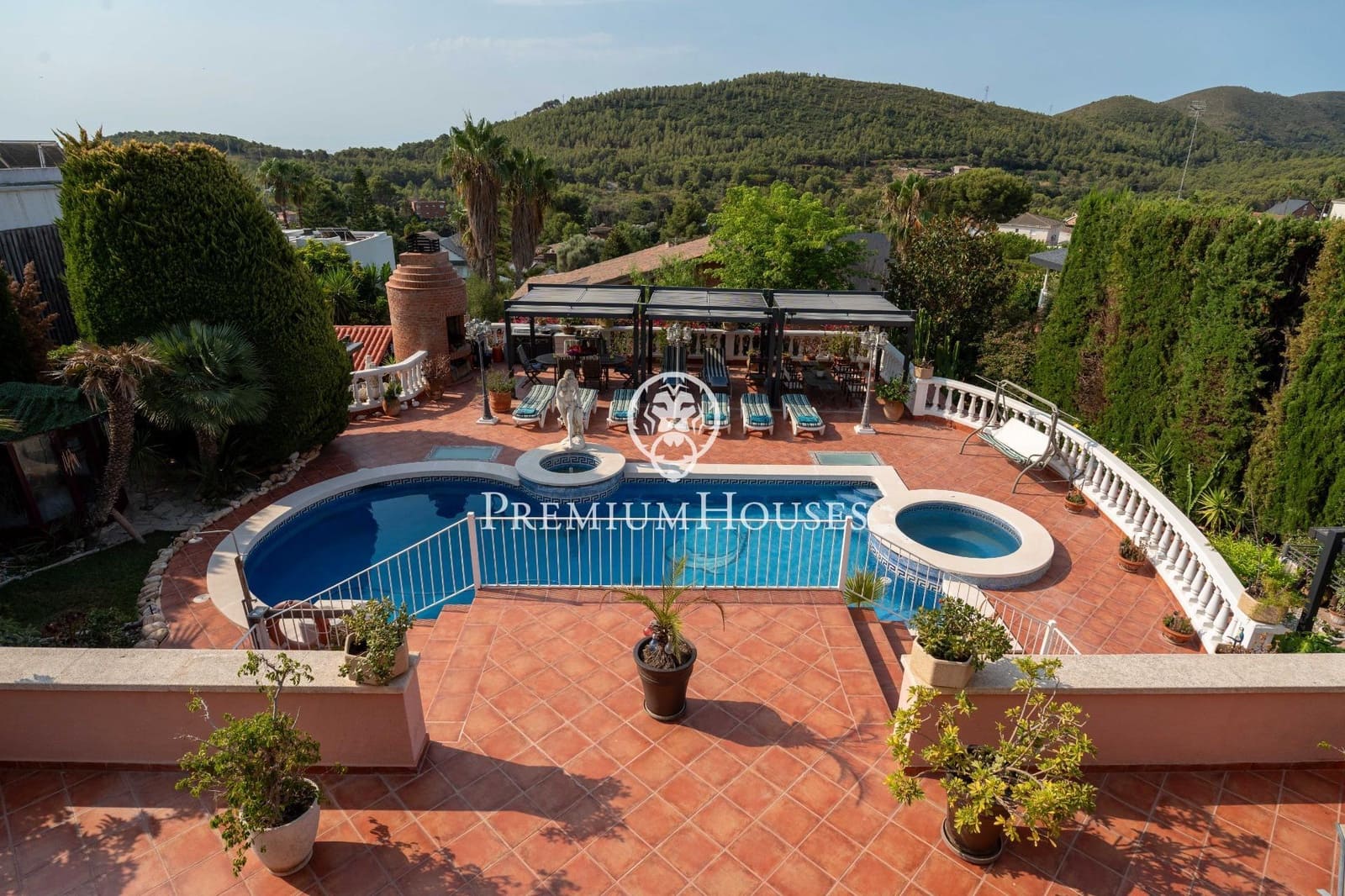8 bedroom Villa for sale in Gava with pool garage - € 2,100,000 (Ref: 10024378)