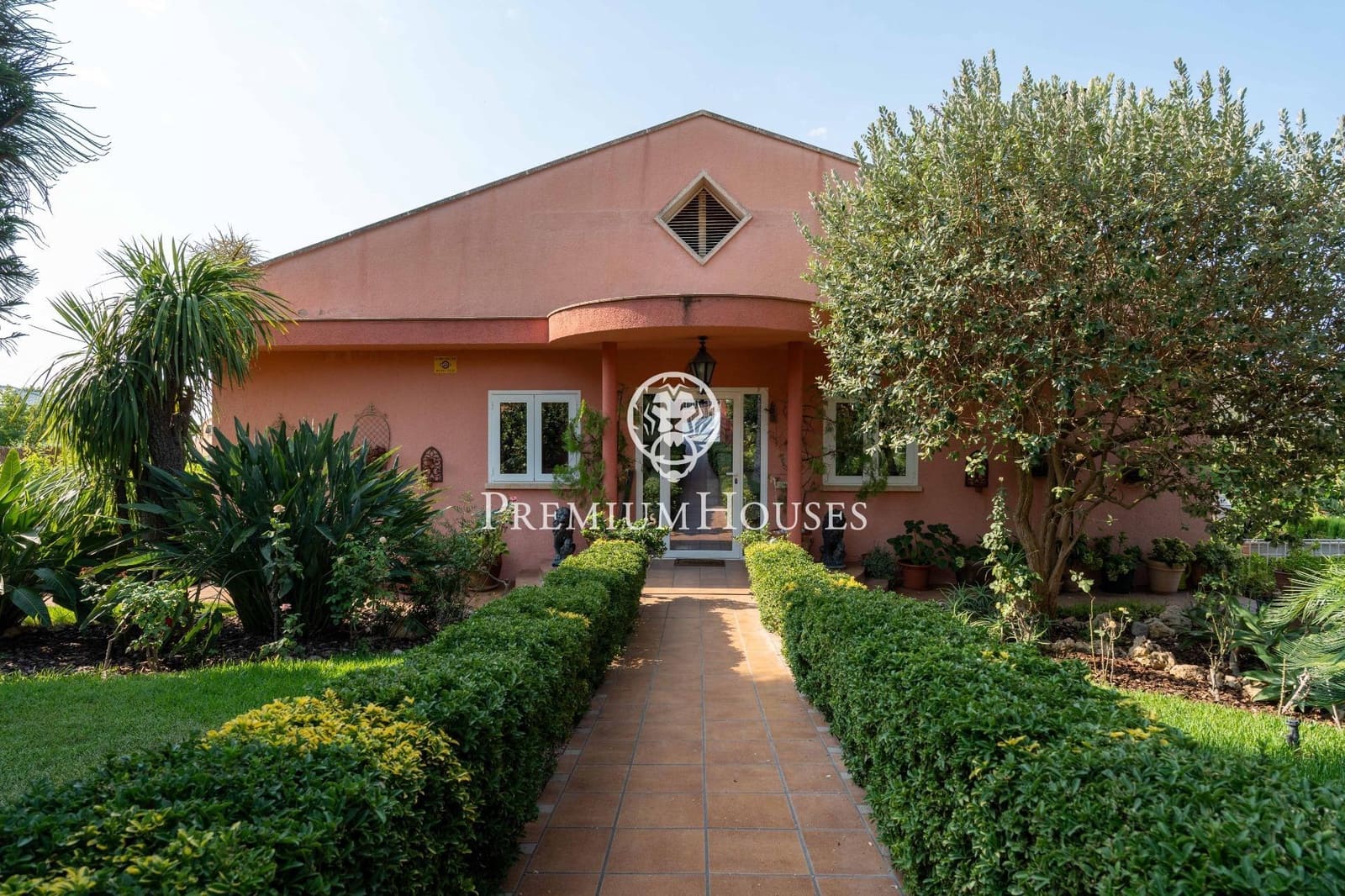 8 bedroom Villa for sale in Gava with pool garage - € 2,100,000 (Ref: 10024378)