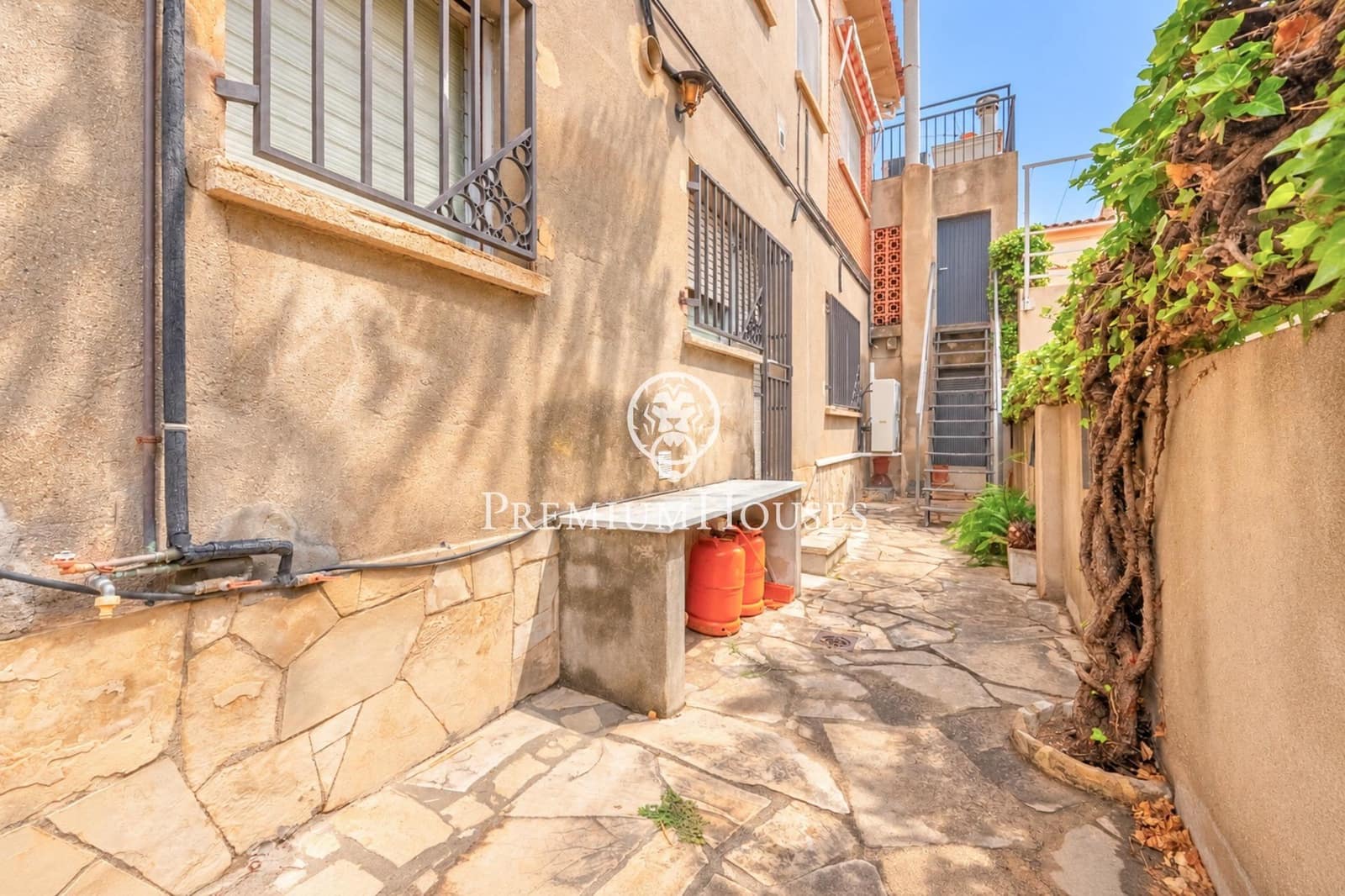 7 soveværelse Byhus til salg i Gava med garage - € 720.000 (Ref: 10094561)