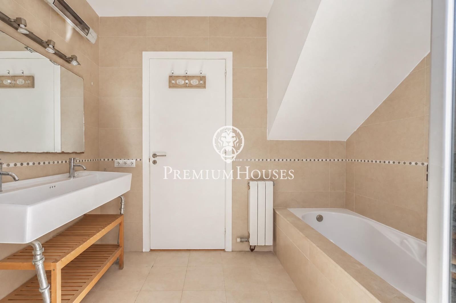 3 bedroom Townhouse for sale in Vilanova i la Geltru with garage - € 747,000 (Ref: 10109921)