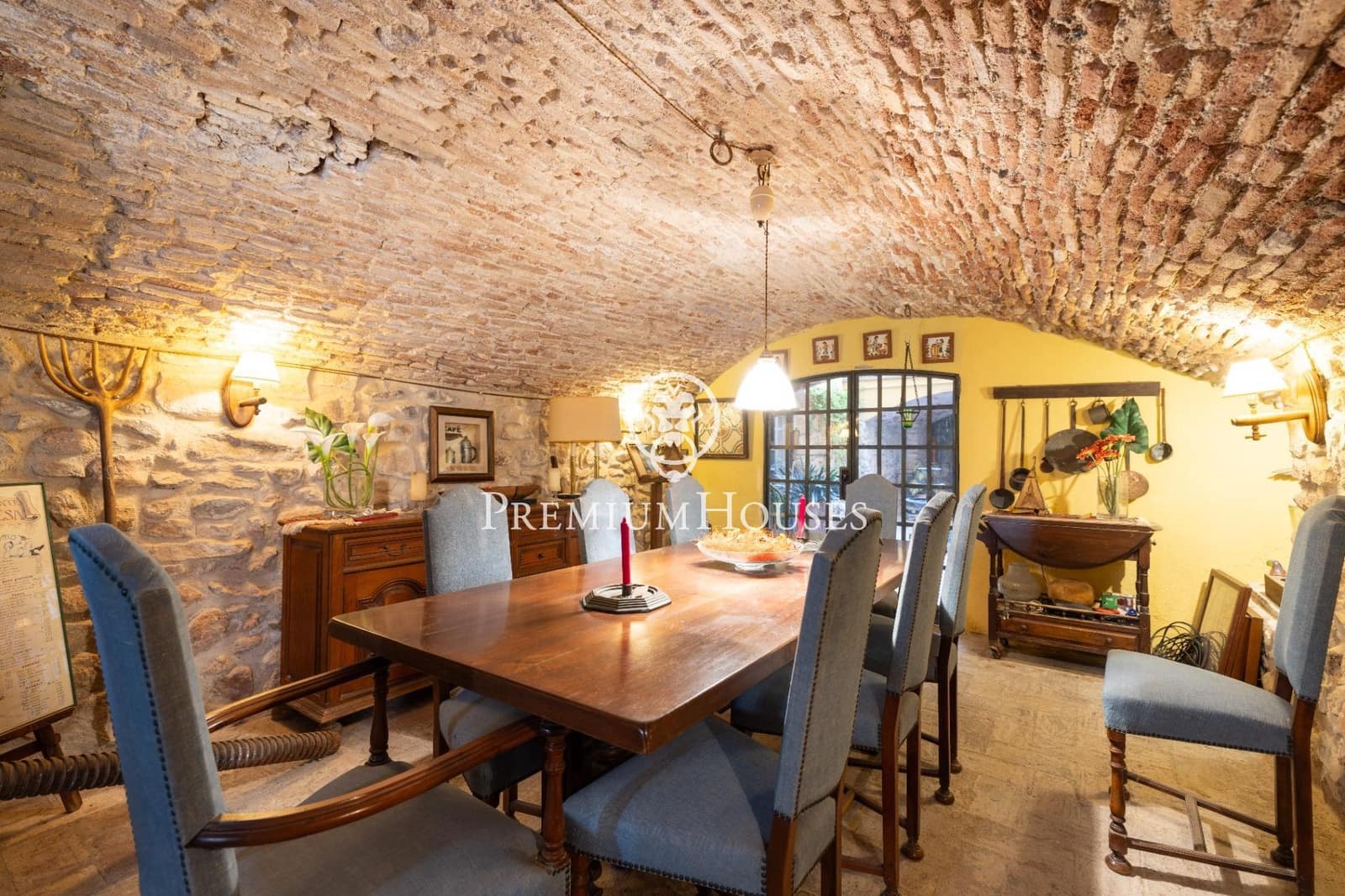 10 bedroom Hotel for sale in Montblanc - € 1,160,000 (Ref: 10161762)