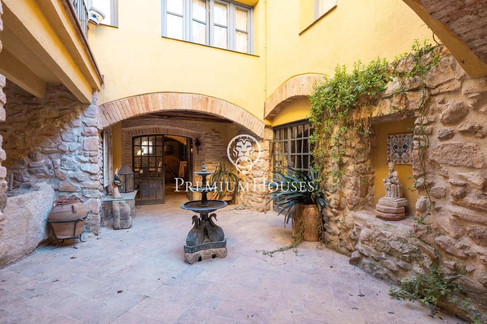 10 bedroom Hotel for sale in Montblanc - € 1,160,000 (Ref: 10161762)