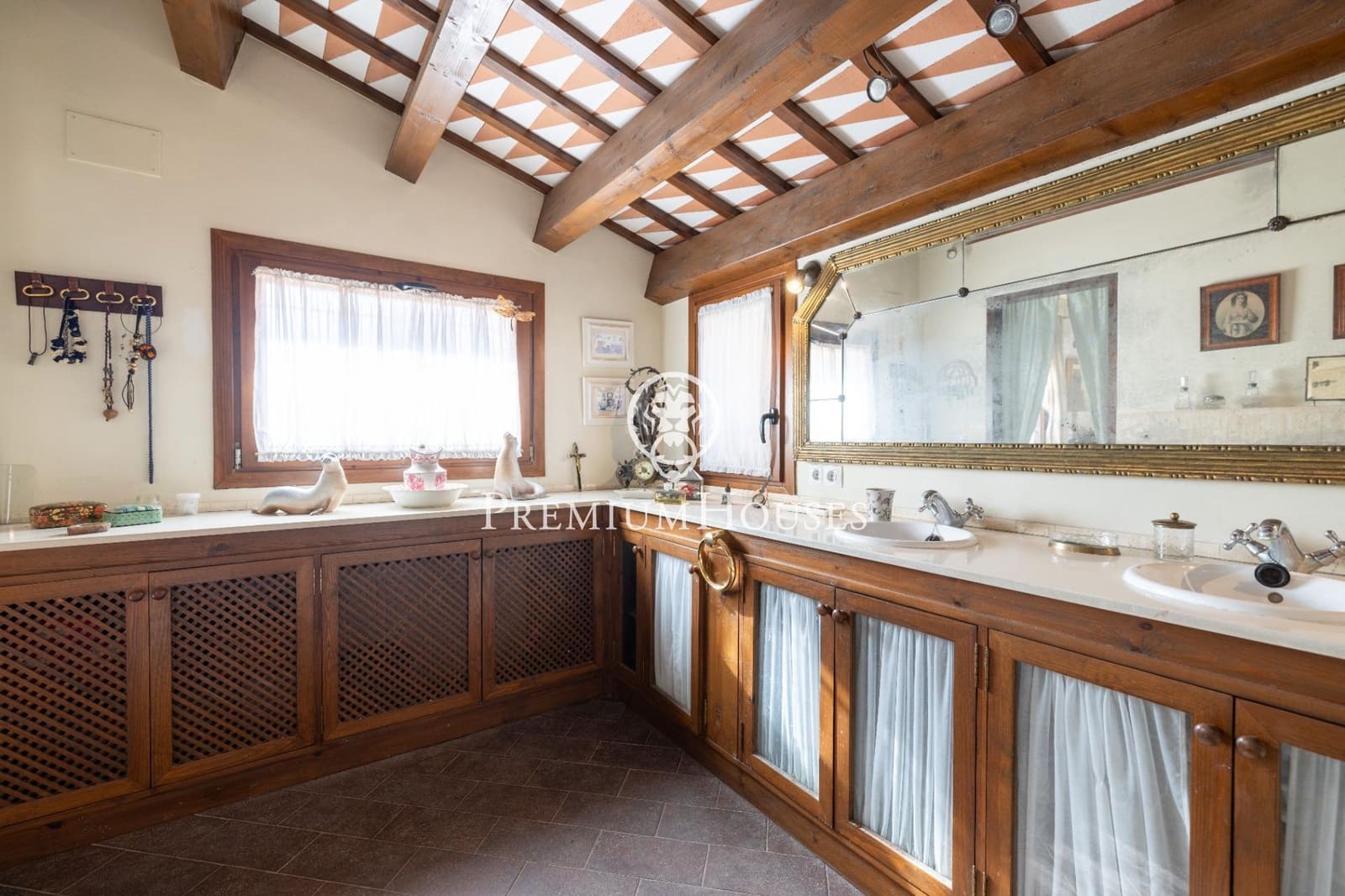 10 bedroom Hotel for sale in Montblanc - € 1,160,000 (Ref: 10161762)