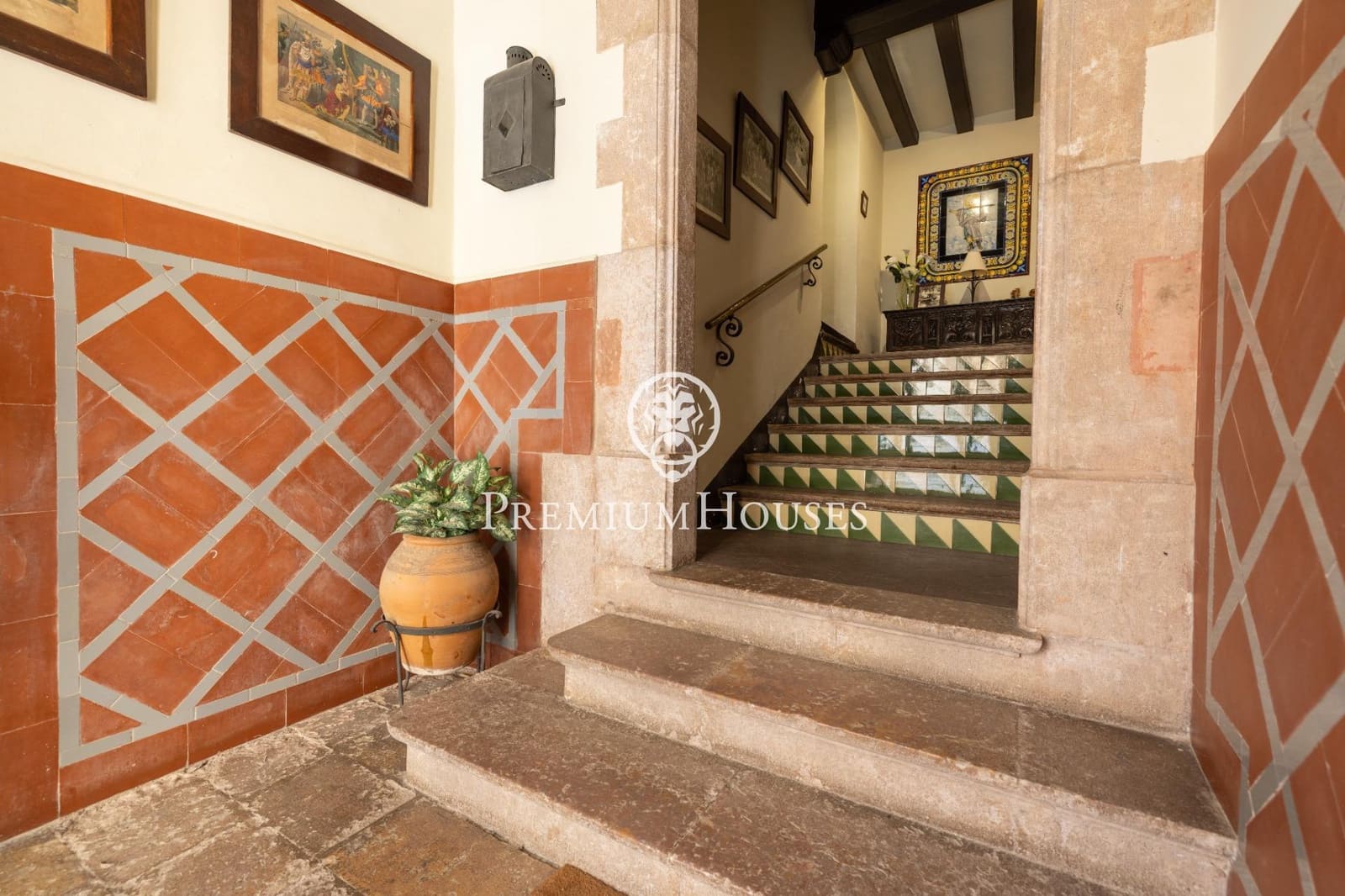 10 bedroom Hotel for sale in Montblanc - € 1,160,000 (Ref: 10161762)